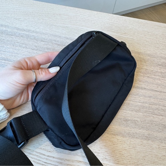 Small Black Lululemom everywhere belt bag - Picture 6 of 7